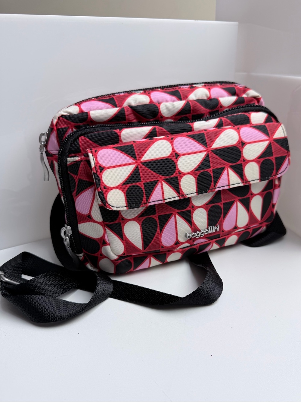 Baggallini Modern Everywhere Double Zip Crossbody in Geo Heart Salesman Sample